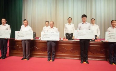 擁有省首臺套技術(shù)裝備，軟控獲膠州市獎勵